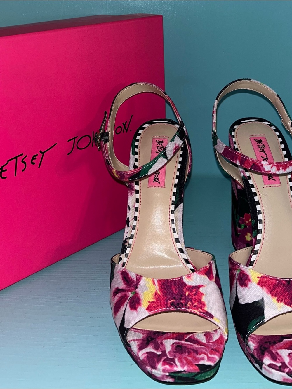 NWB Betsey Johnson Island Floral Garden Party Print Peep Toe Block Heel Sandals - Picture 2 of 7